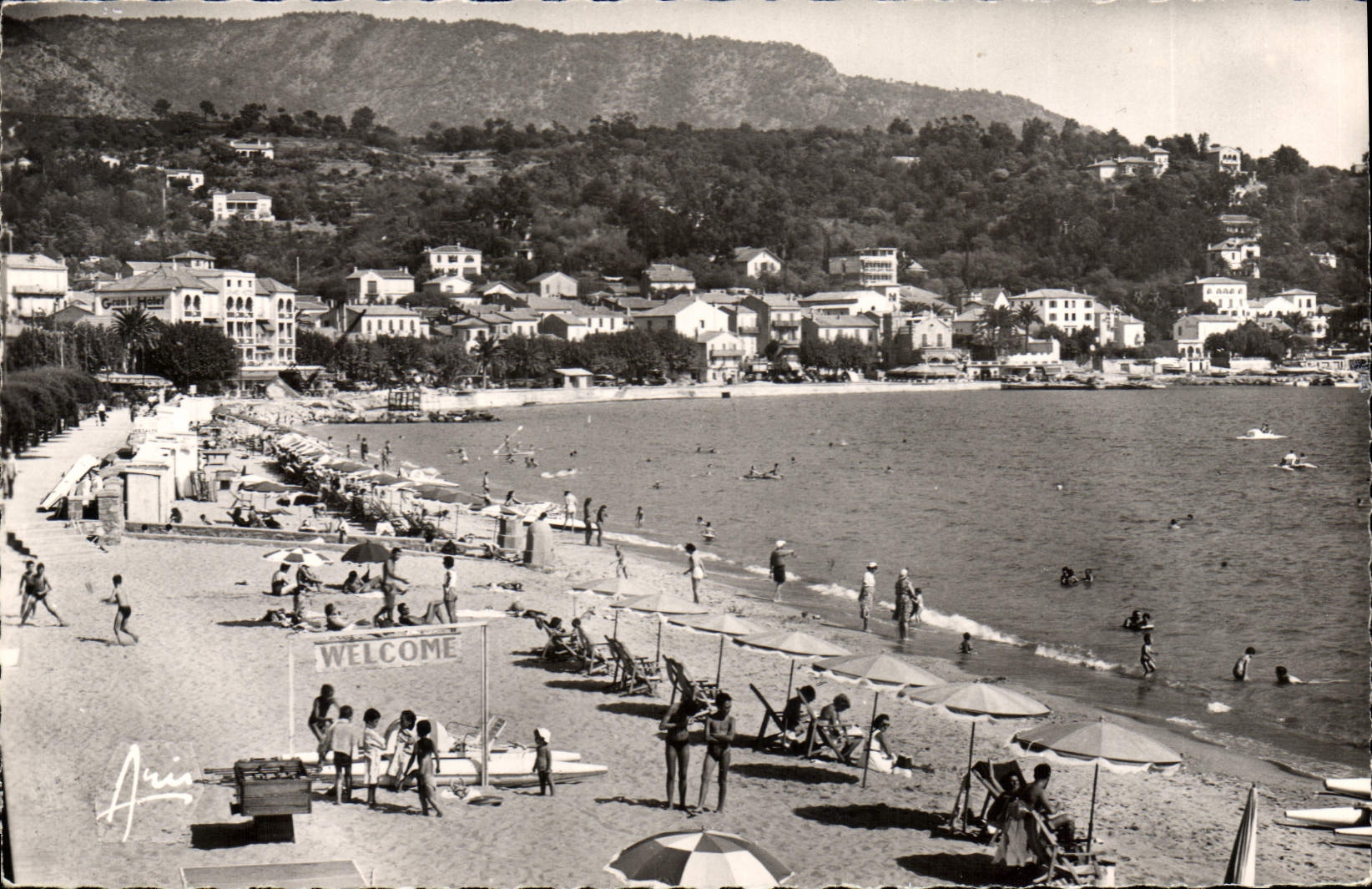 CPA Cote d'Azur le Lavandou vue generale et la plage
