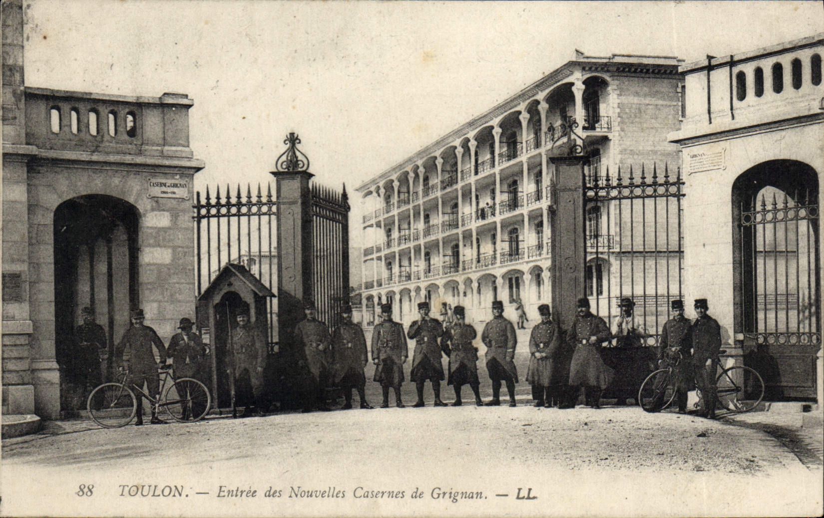 CPA Toulon entree des Nouvelles Casenes de Grignan