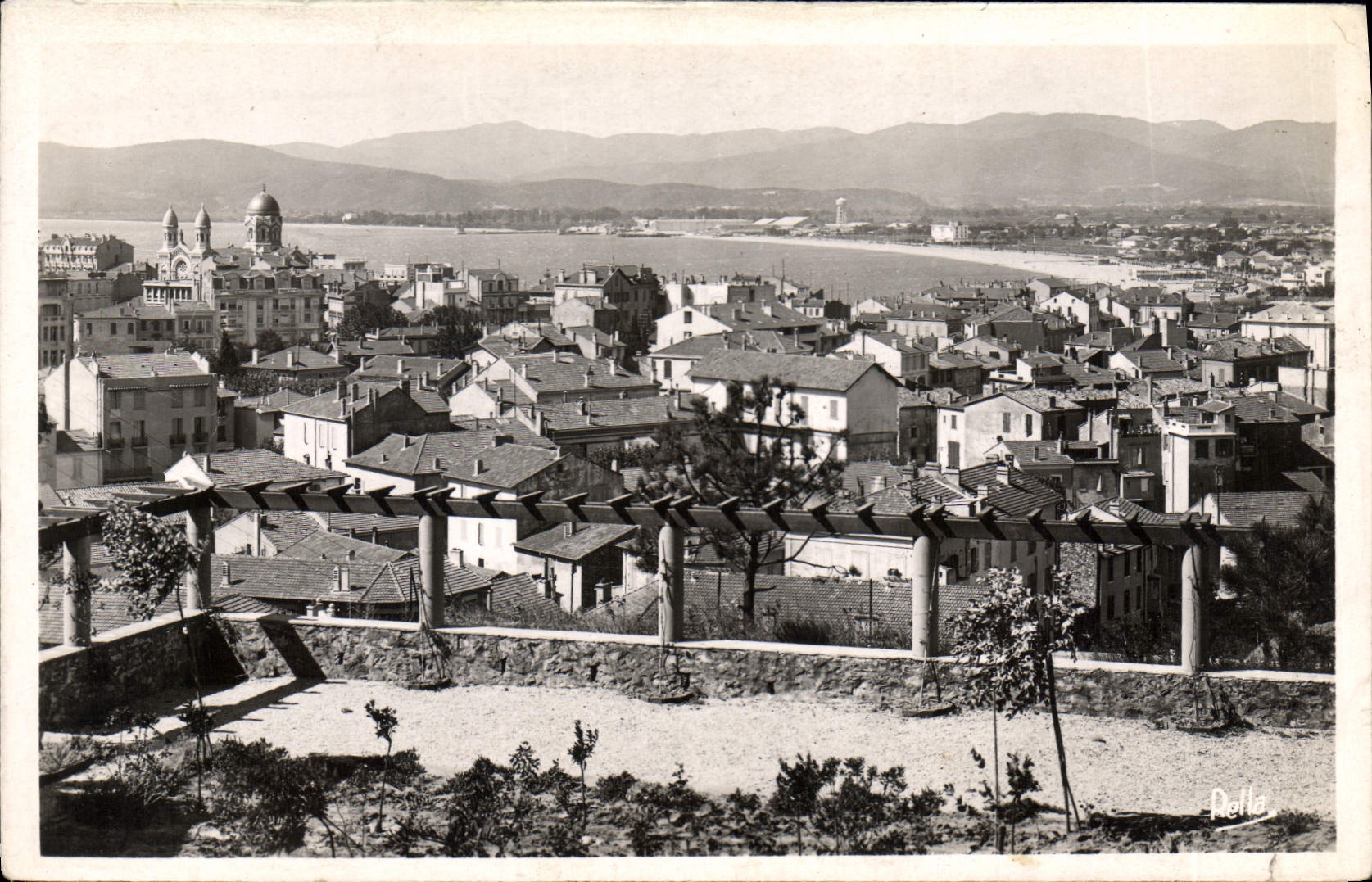 CPA St Raphael Var vue generale et Frejus Plage