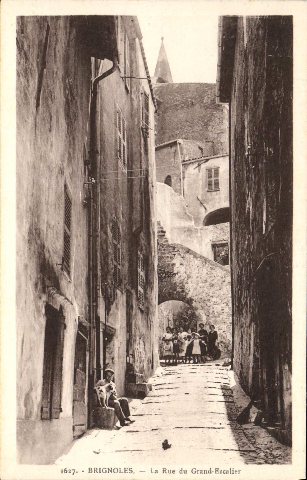 CPA Brignoles la rue du grand escalier