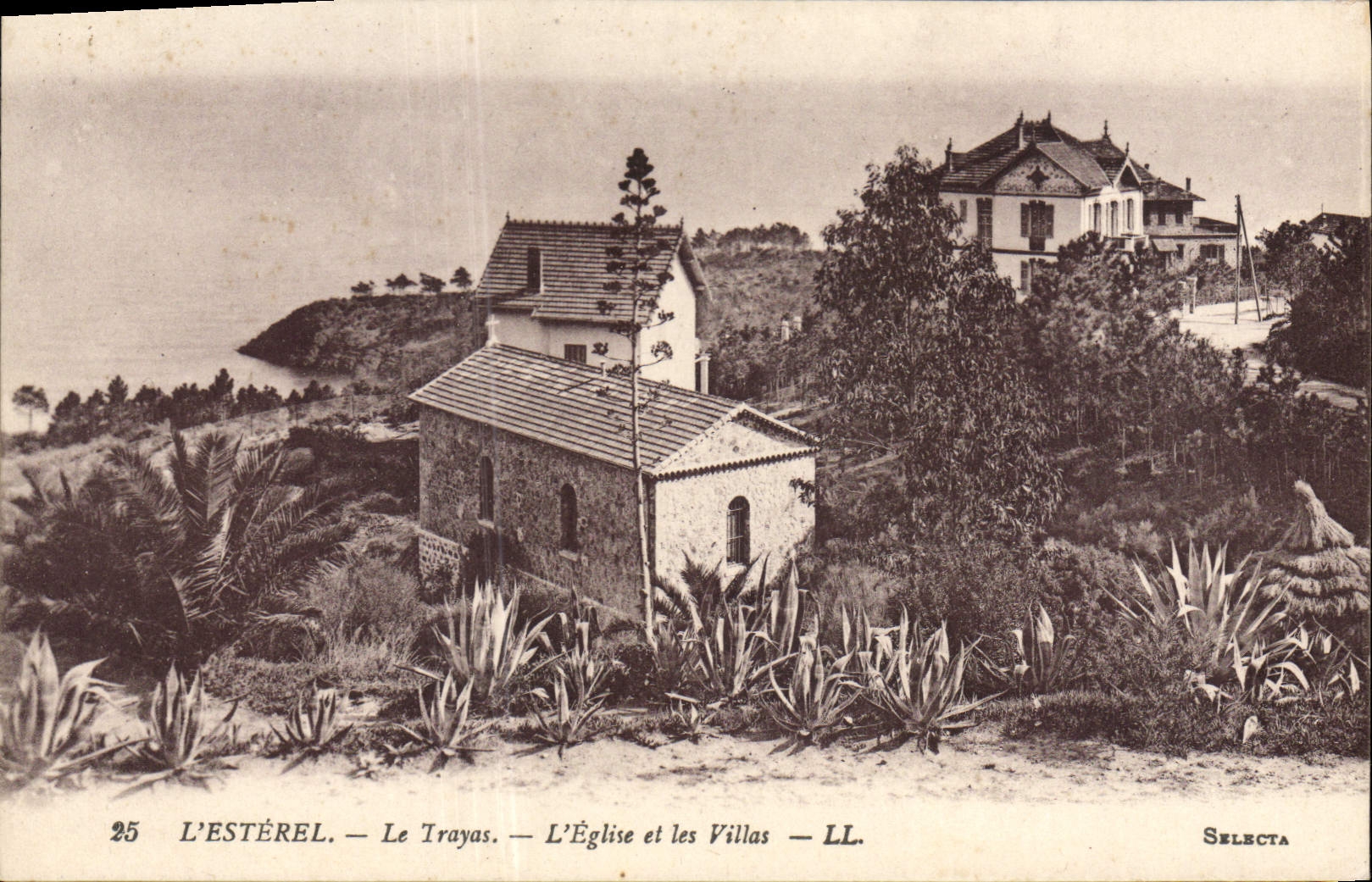 CPA L'Esterel Le Trayas L'Eglise et les Villas 