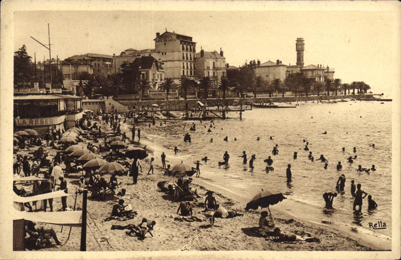 CPA Saint Raphael Un coin de la Plage