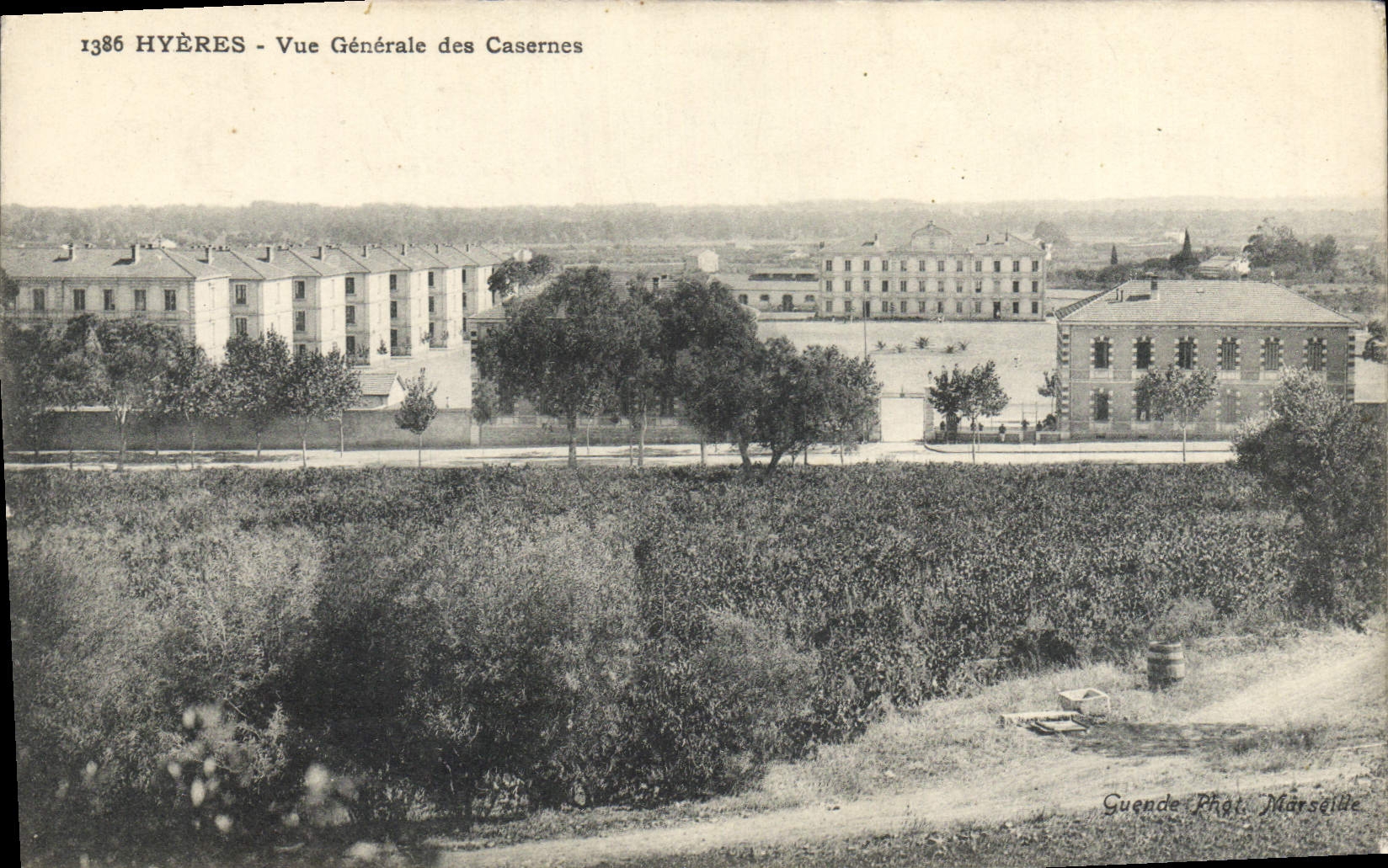 CPA Hyeres Vue generale des Casernes 