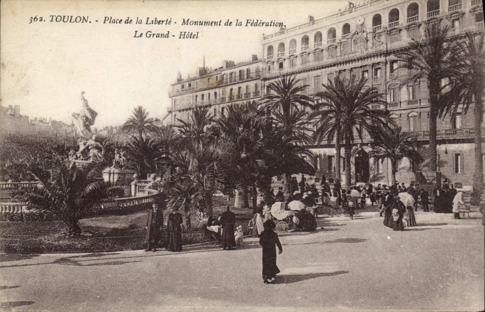 CPA Toulon Place de la Liberte Monument de la Federation Le Grand Hotel