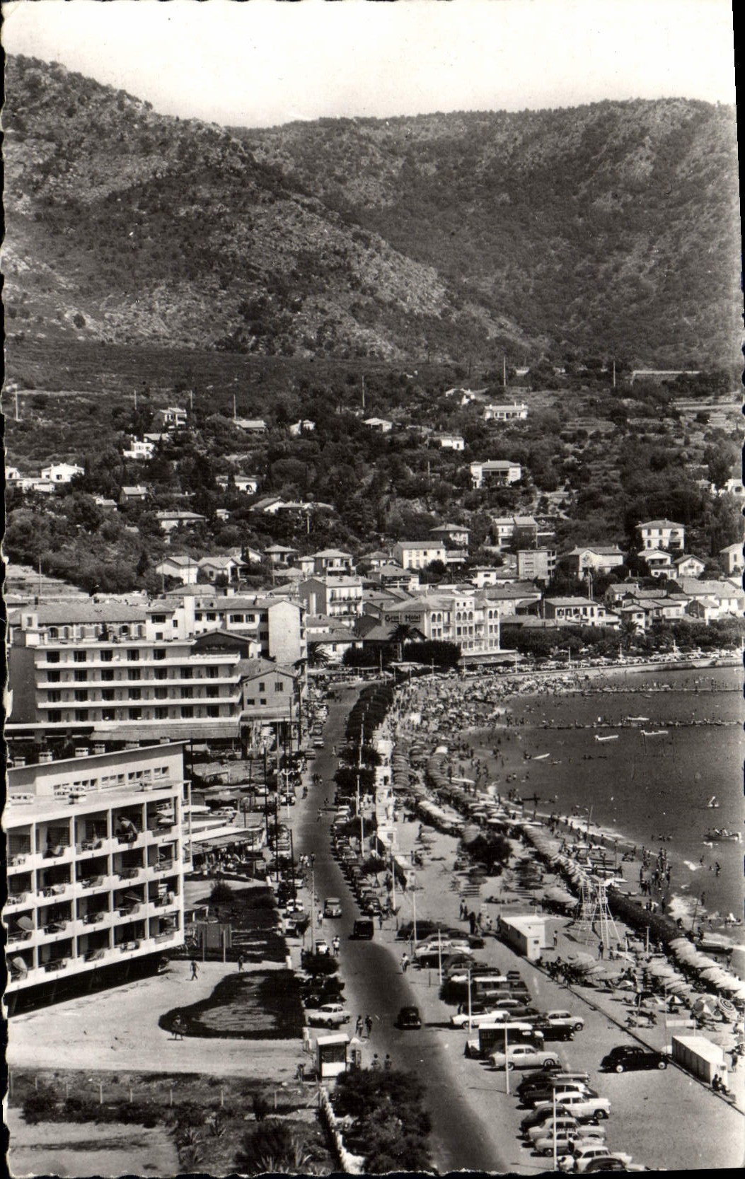 CPA La Cote d'Azur Le Lavandou Var Le Boulevard du Front de Mer