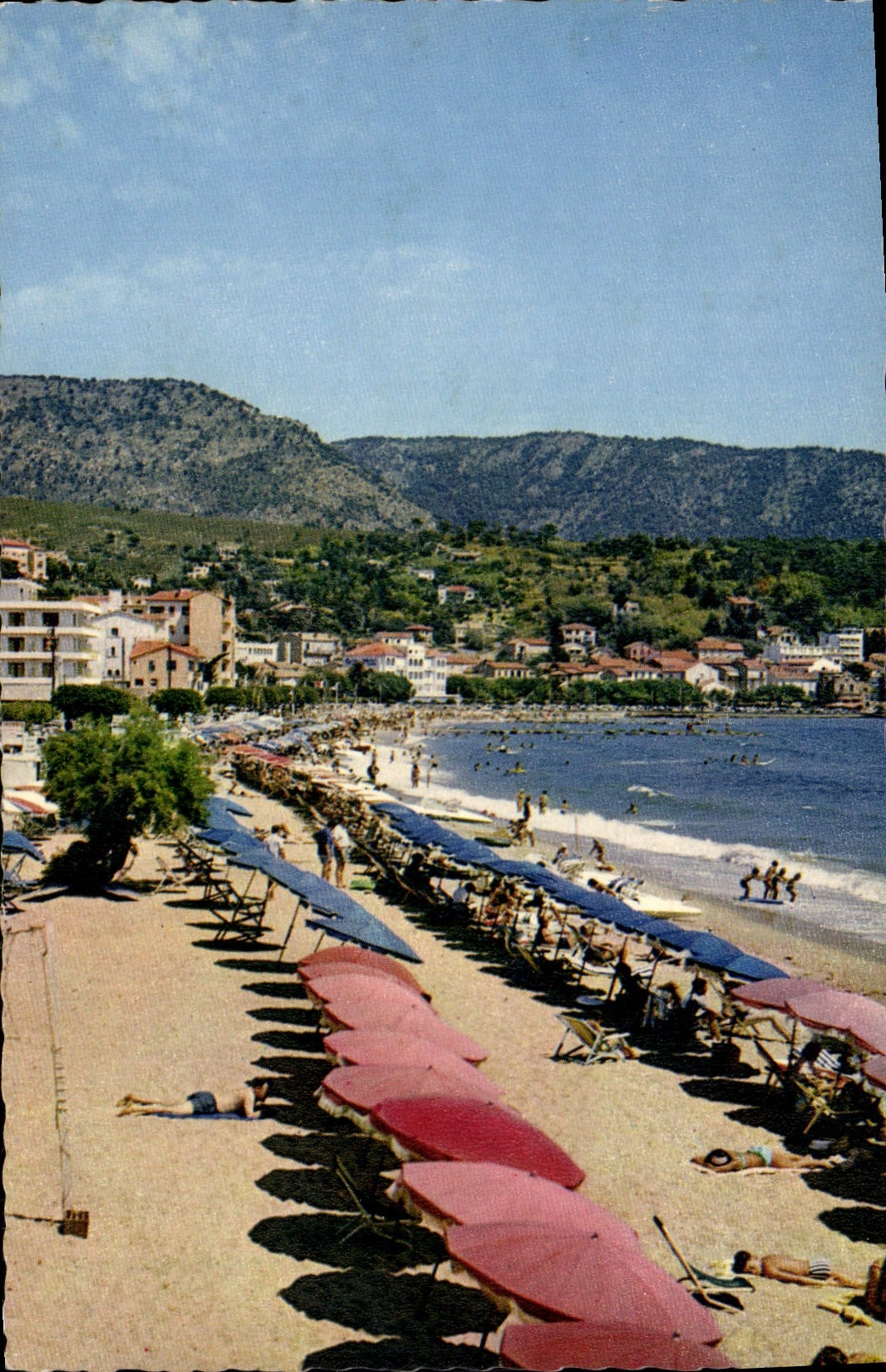 CPA La Cote des Maures Le Lavandou Var La Plage et l'Hotel Residence Beach 