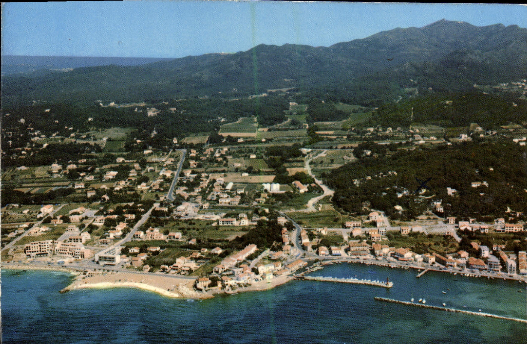 CPSM Charmes et Soleil de la Cote d'Azur Le Brusc Vue aerienne
