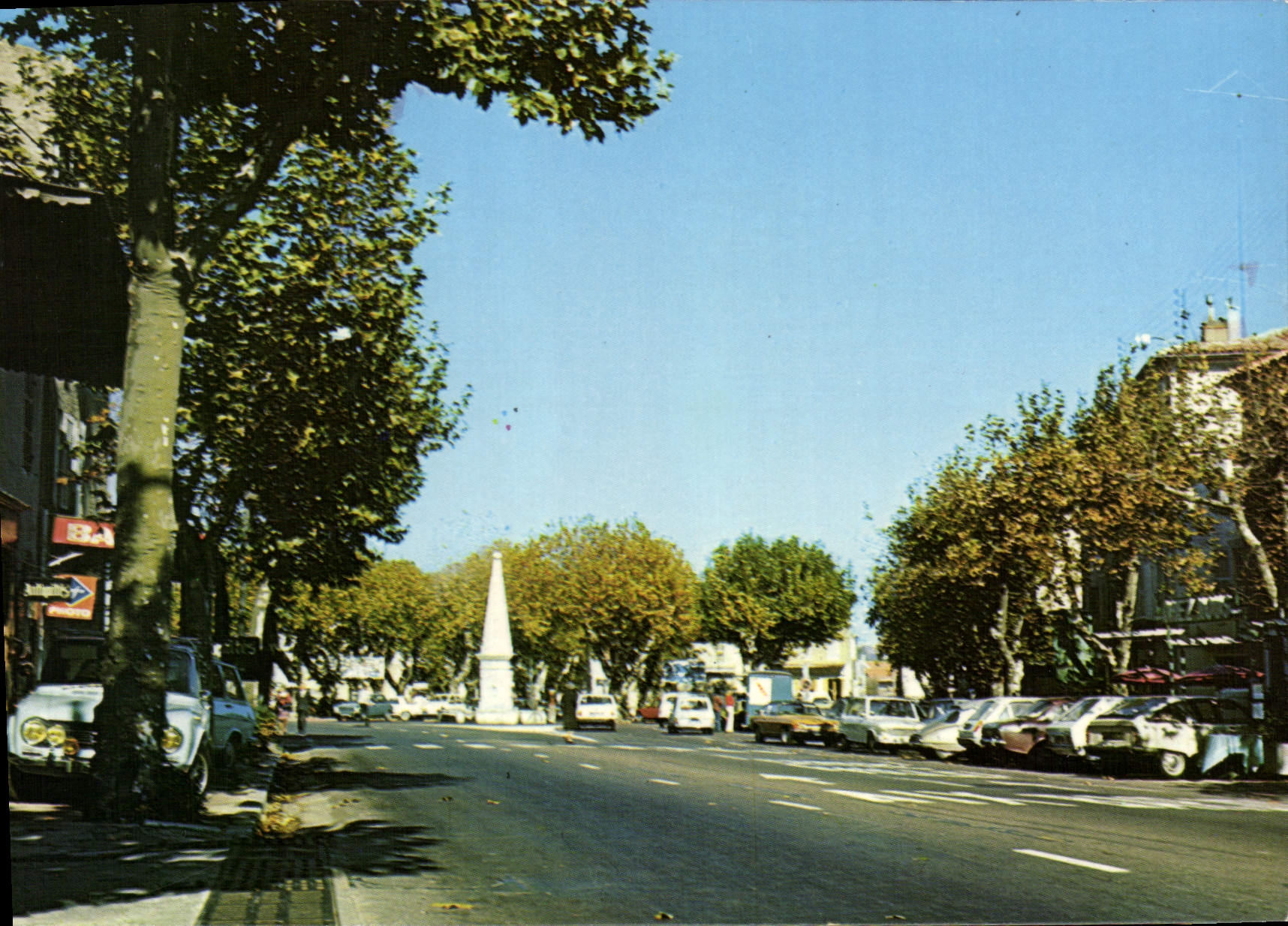 CPSM St Maximim La ste Baume Var Le centre du pays vers la place Malherbes et la fontaine 