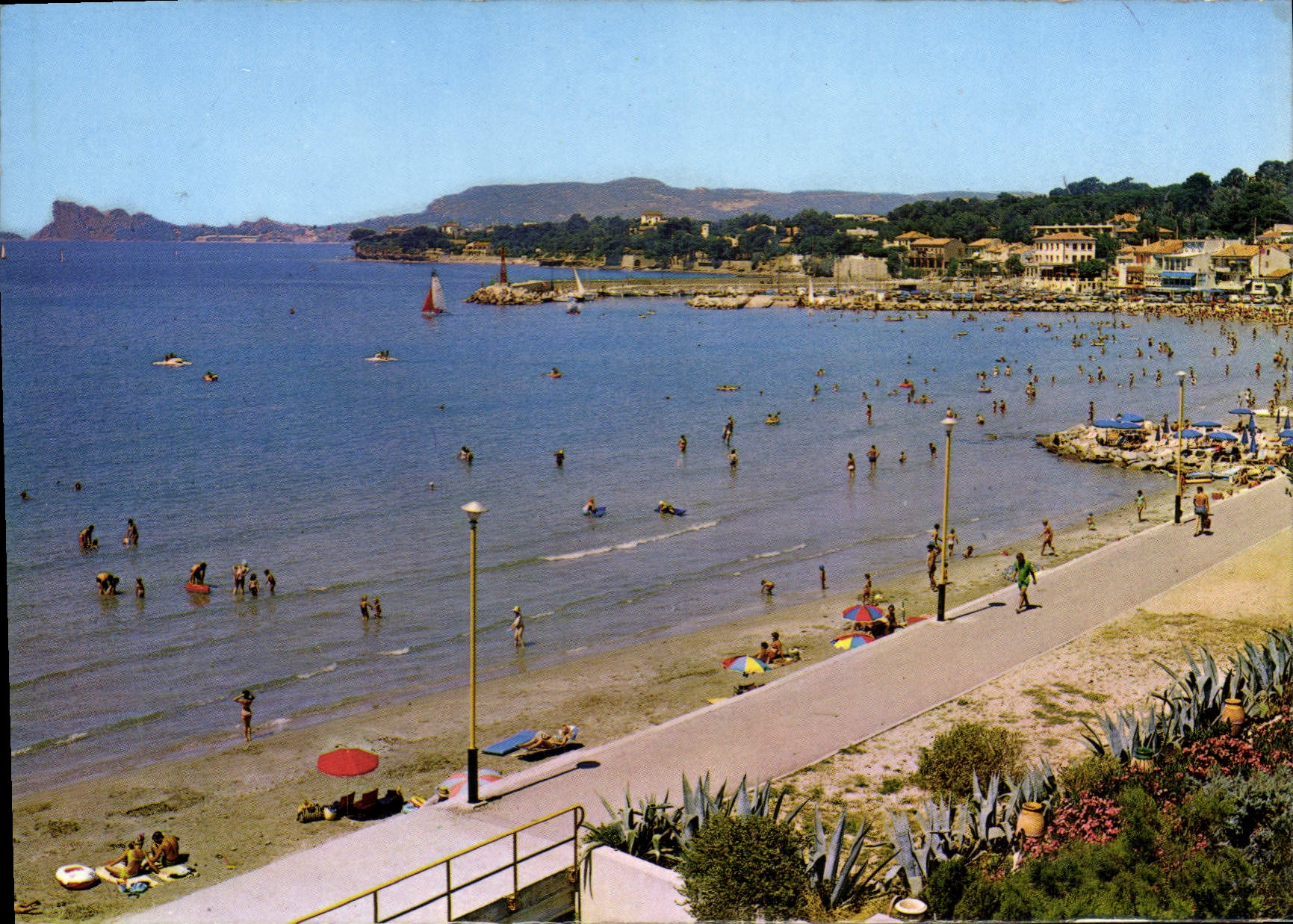 CPSM Lumiere et beaute de la Cote d'Azur Saint Cyr Les Lecques La plage le port Perspective sur la C