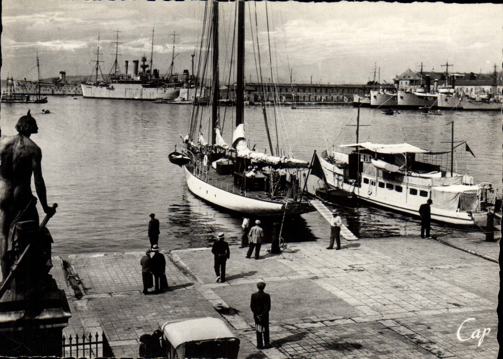 CPSM Toulon Le quai et la Rade 