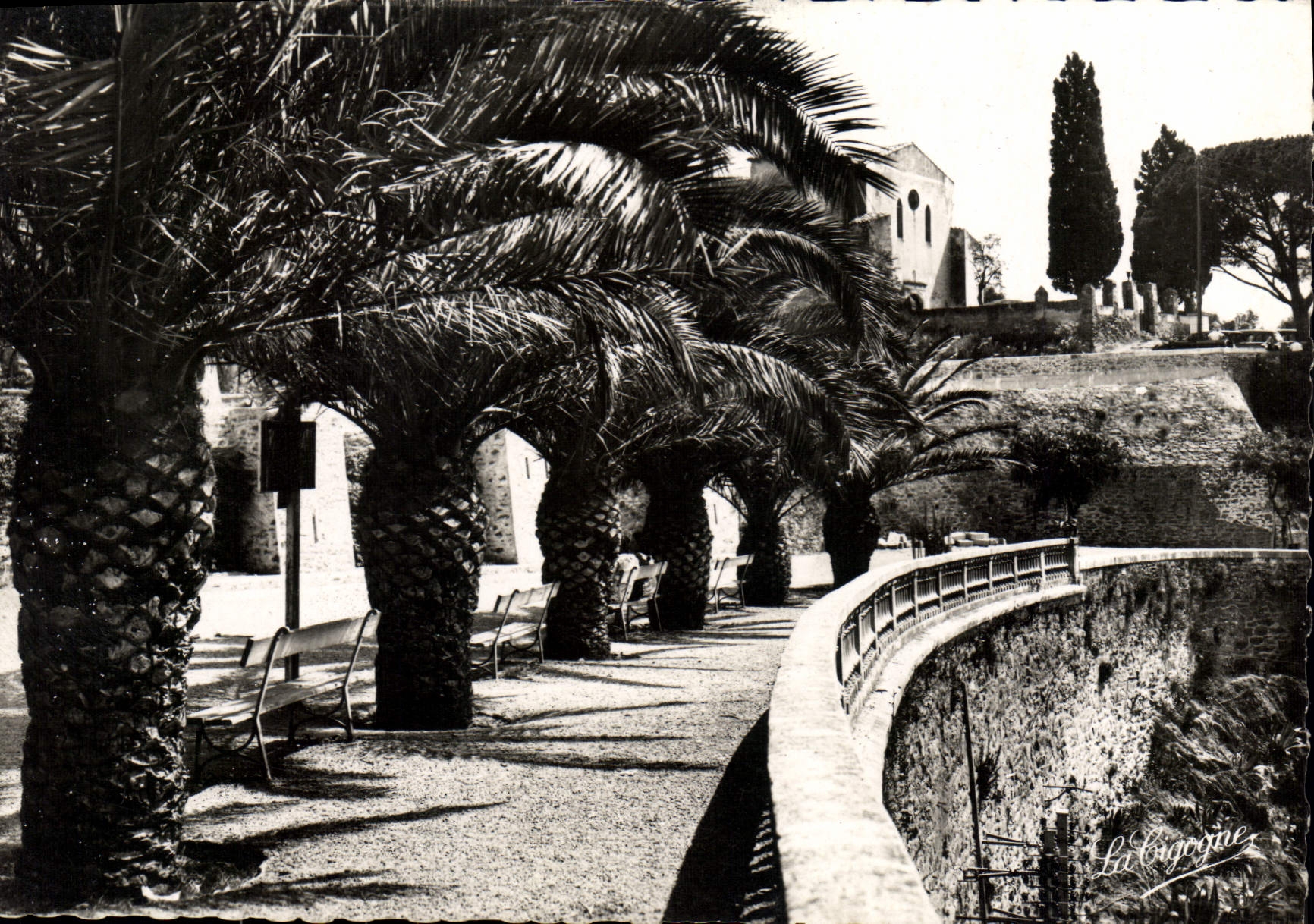 CPSM Bormes les Mimosas la route de la gare et la chapelle St Francois