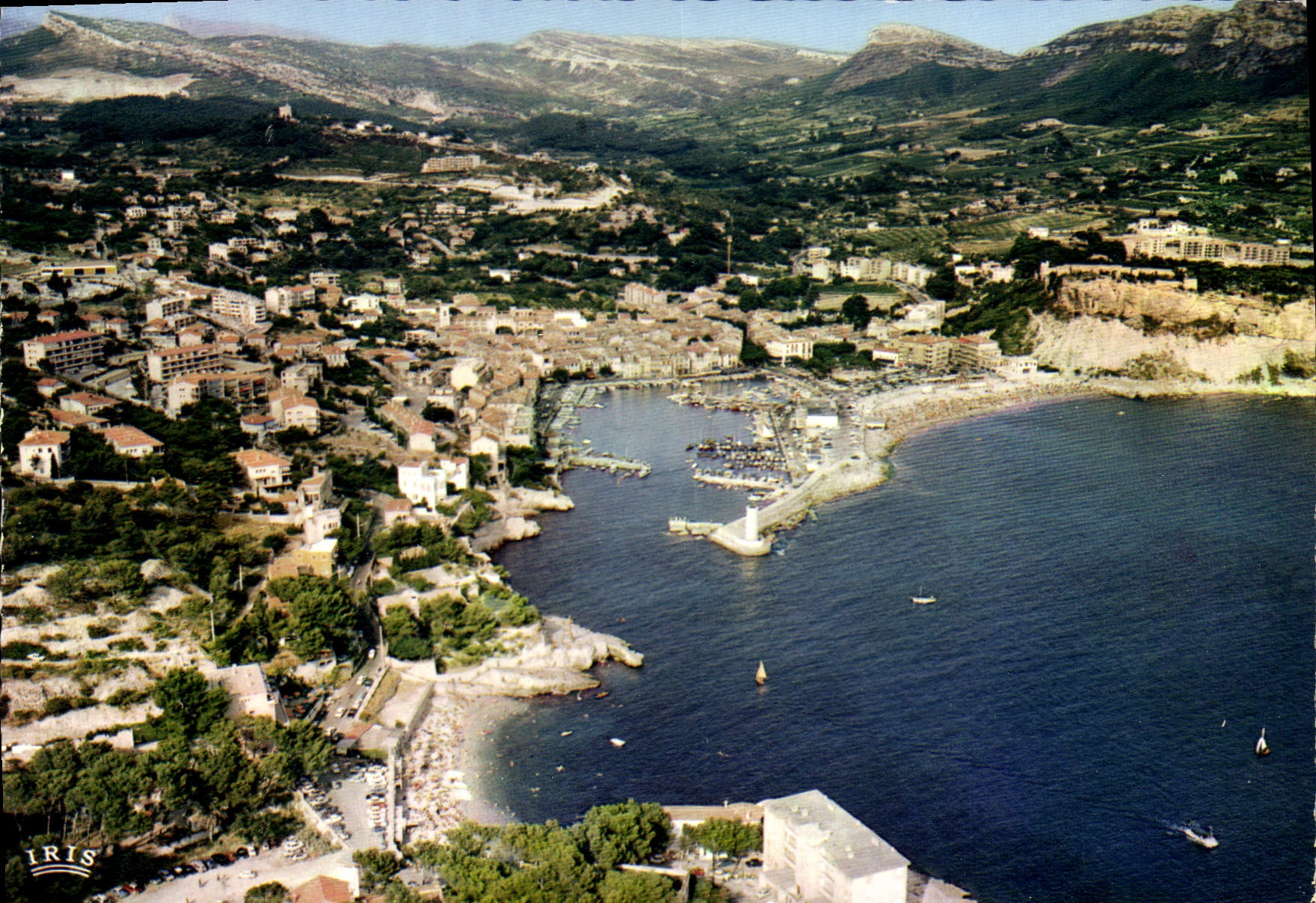 CPSM Reflets de Provence Cassis et ses Calanques B du R Vue aerienne du Petit Port et les Plages du