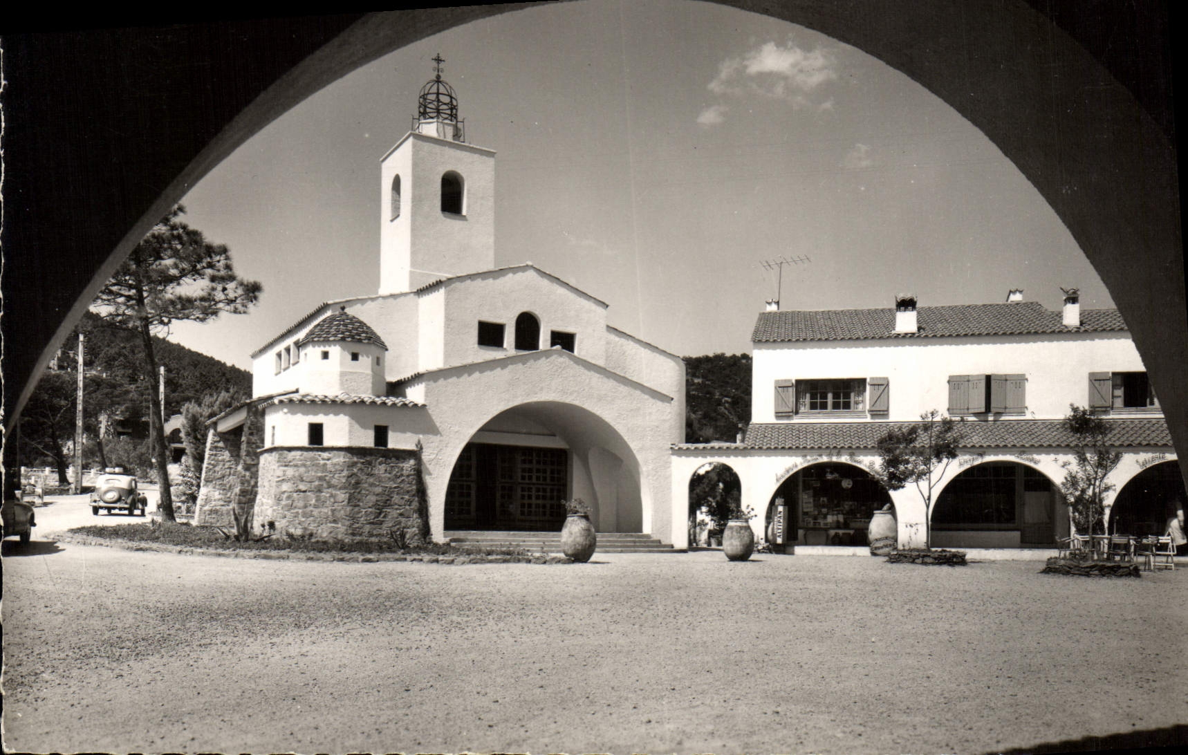 CPSM Calanques des Issambres Var La place du village provencal et la Chapelle ND des Issambres