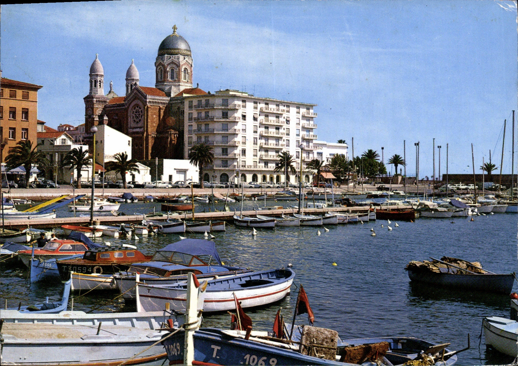 CPSM St Raphael Un coin du Port et la Cathedrale