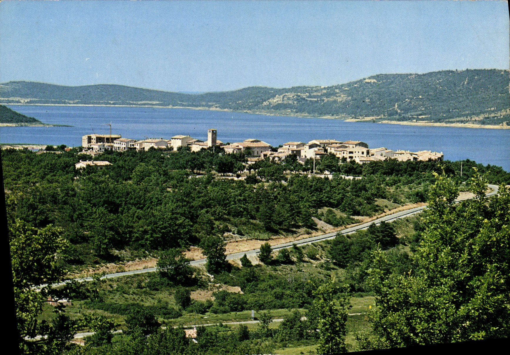 CPSM Les Gorges Pittoresques du Verdon Au Bord du Lac le noveau village des Salles