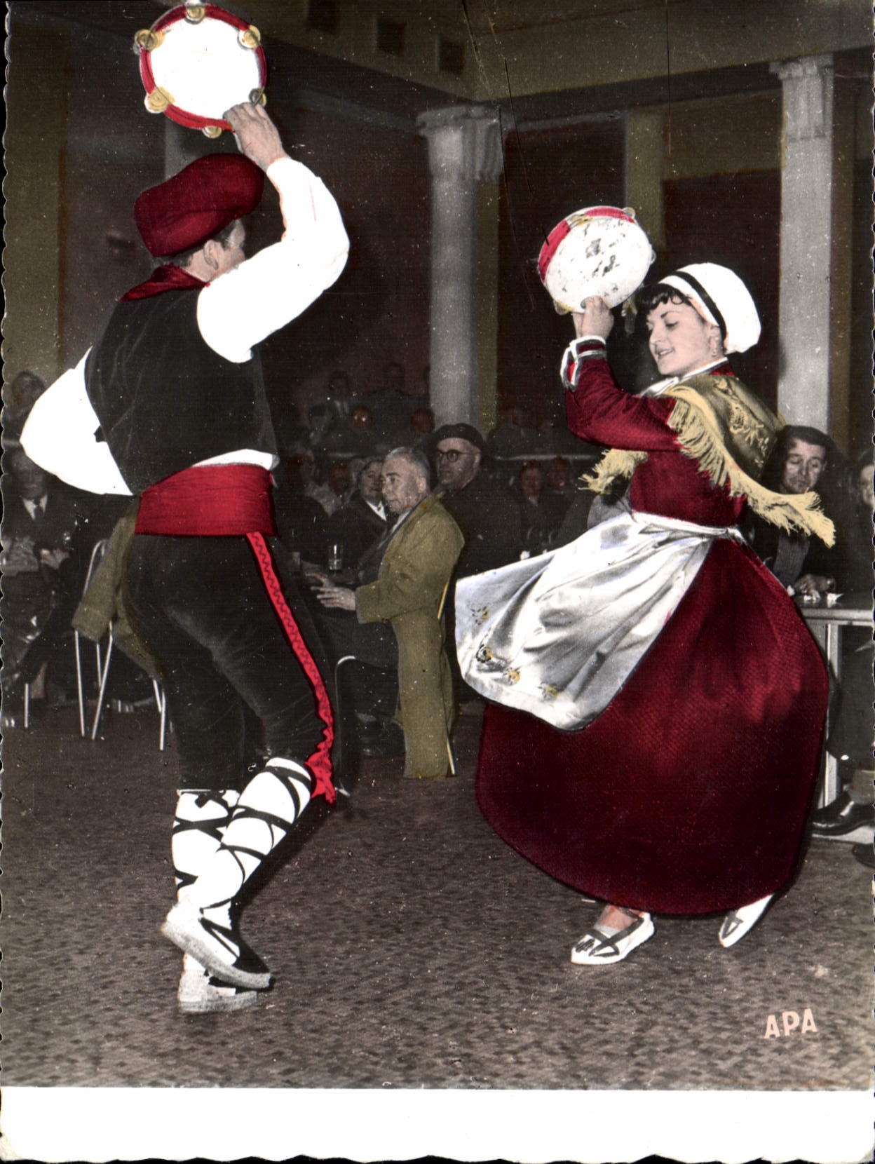 CPSM En Pays Catalan Danseurs dansant l'Entrellacada 