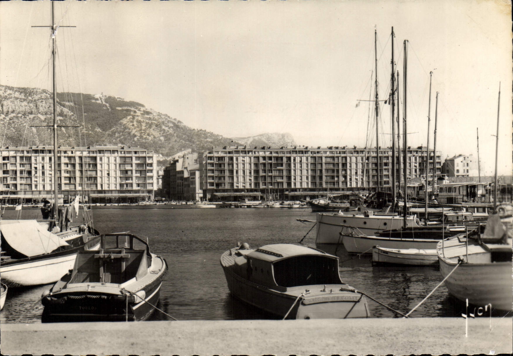 CPSM Toulon Var Un coin du Port 