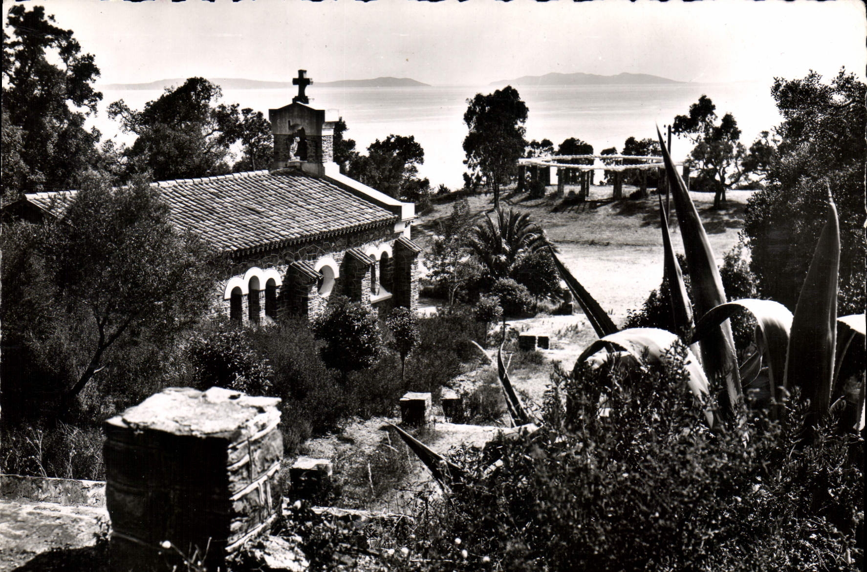 CPSM Corniche des Maures Le Rayol Var L'Eglise et vue sur les Iles d'Or 