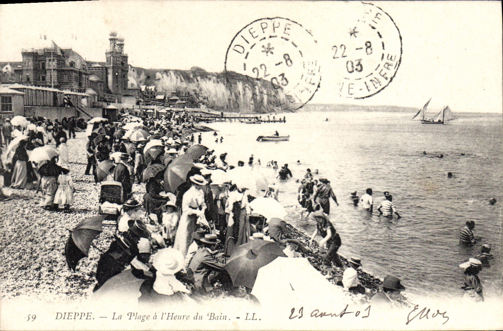 CPA Dieppe la plage a l'Heure du Bain 