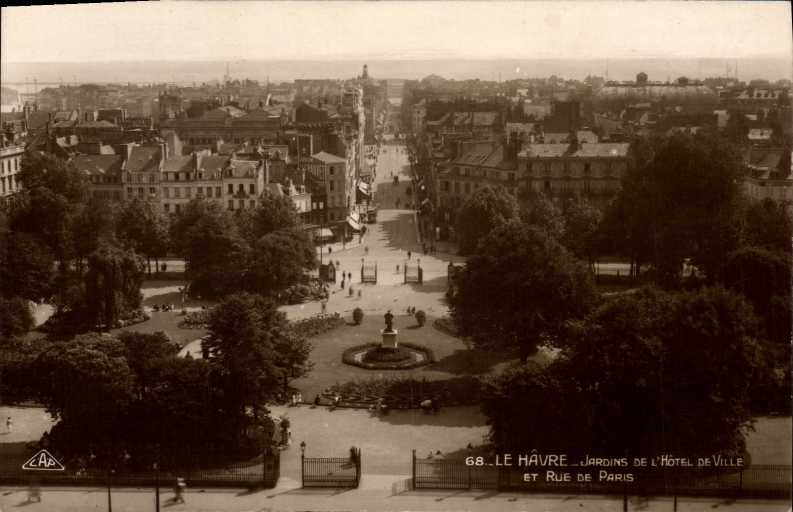 CPA Le Havre jardins de l'hotel de ville et rue de Paris