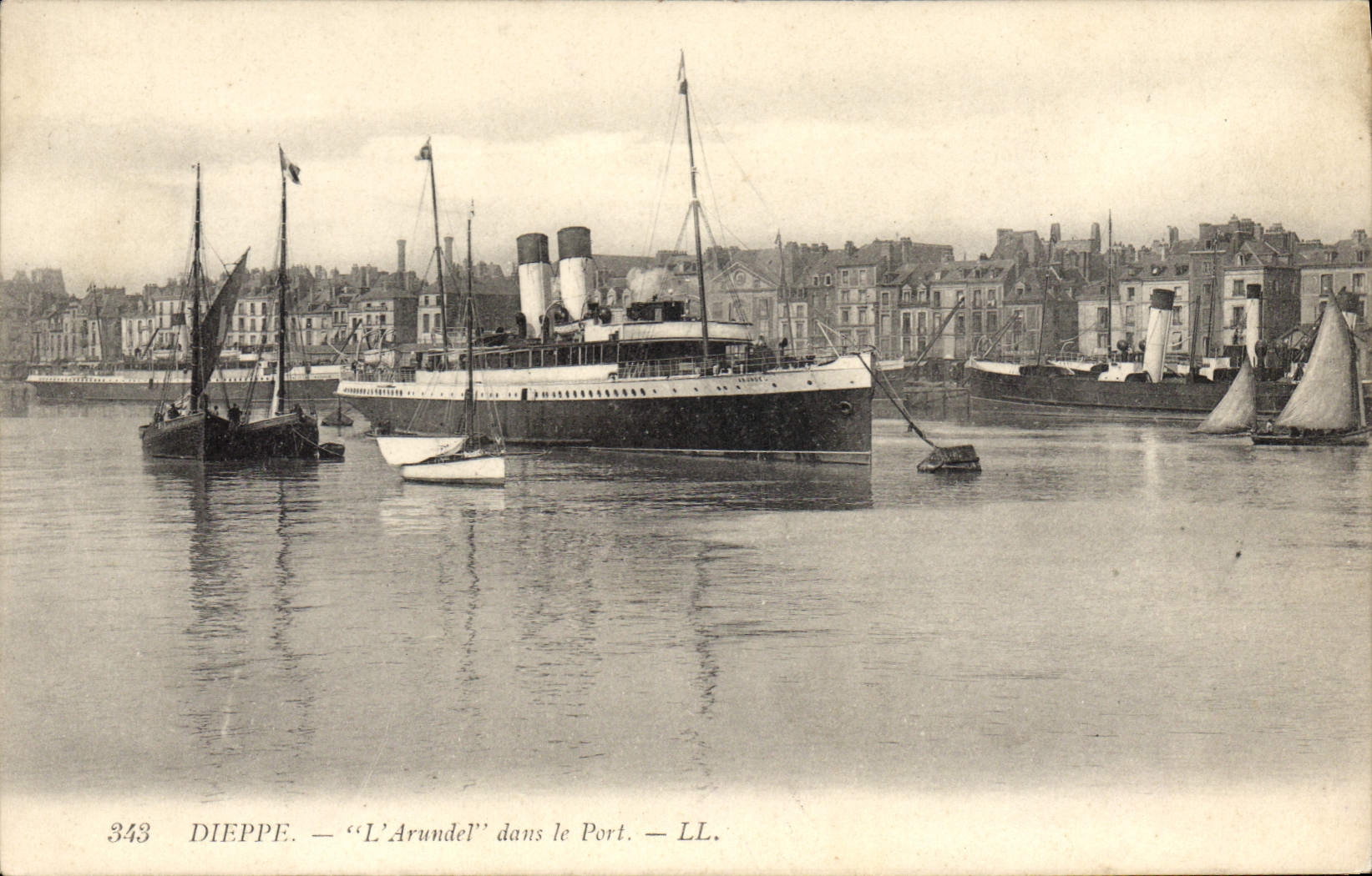 CPA Dieppe l'Arundel dans le port 