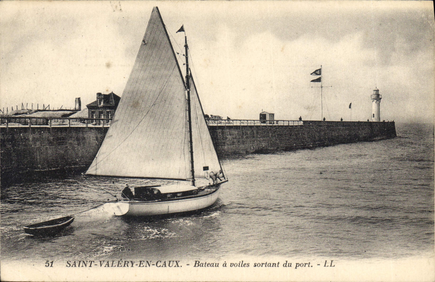 CPA Saint Valery en Caux bateau a voiles sortant du port