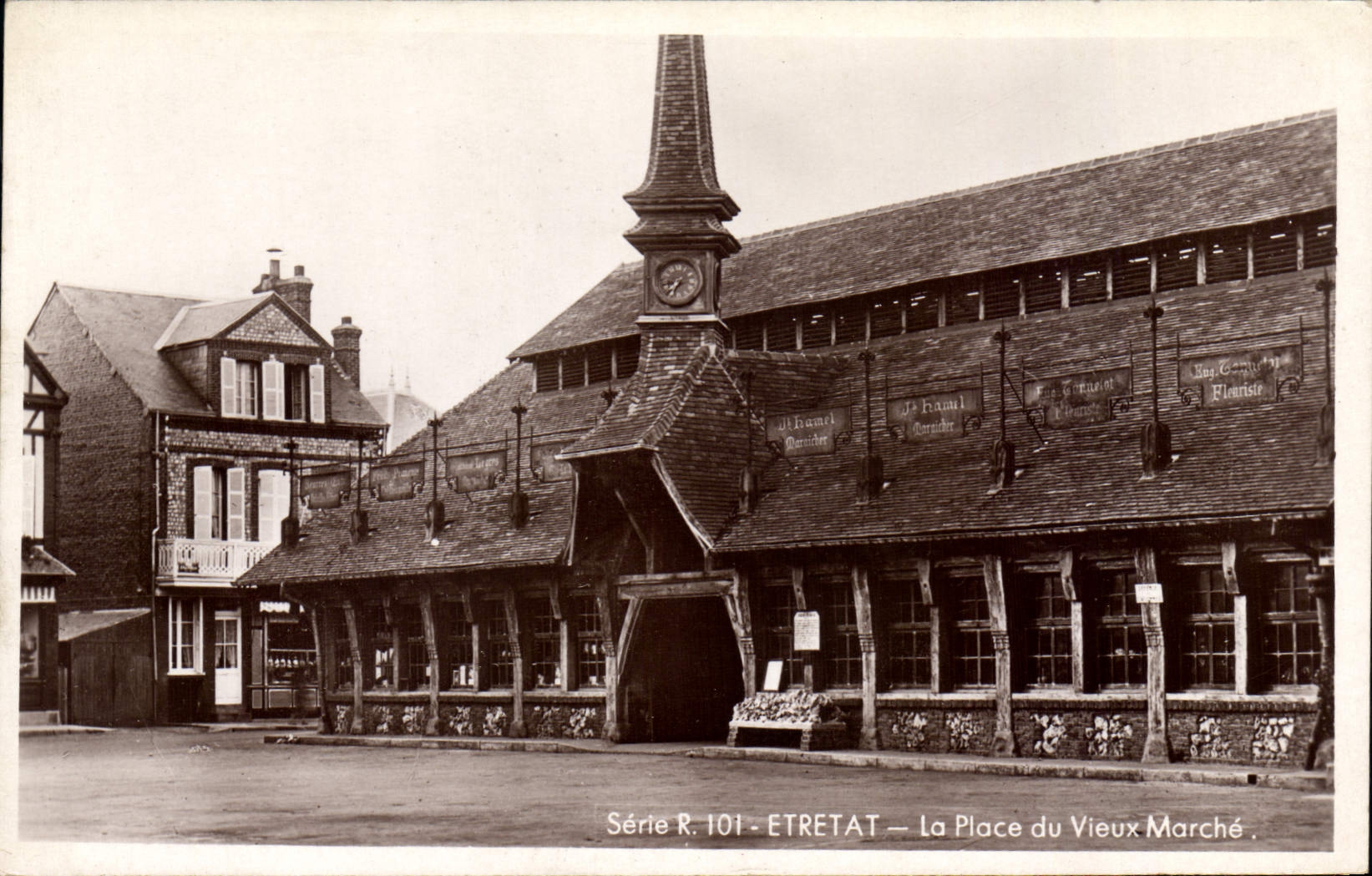 CPA Etretat la place du vieux Marche 