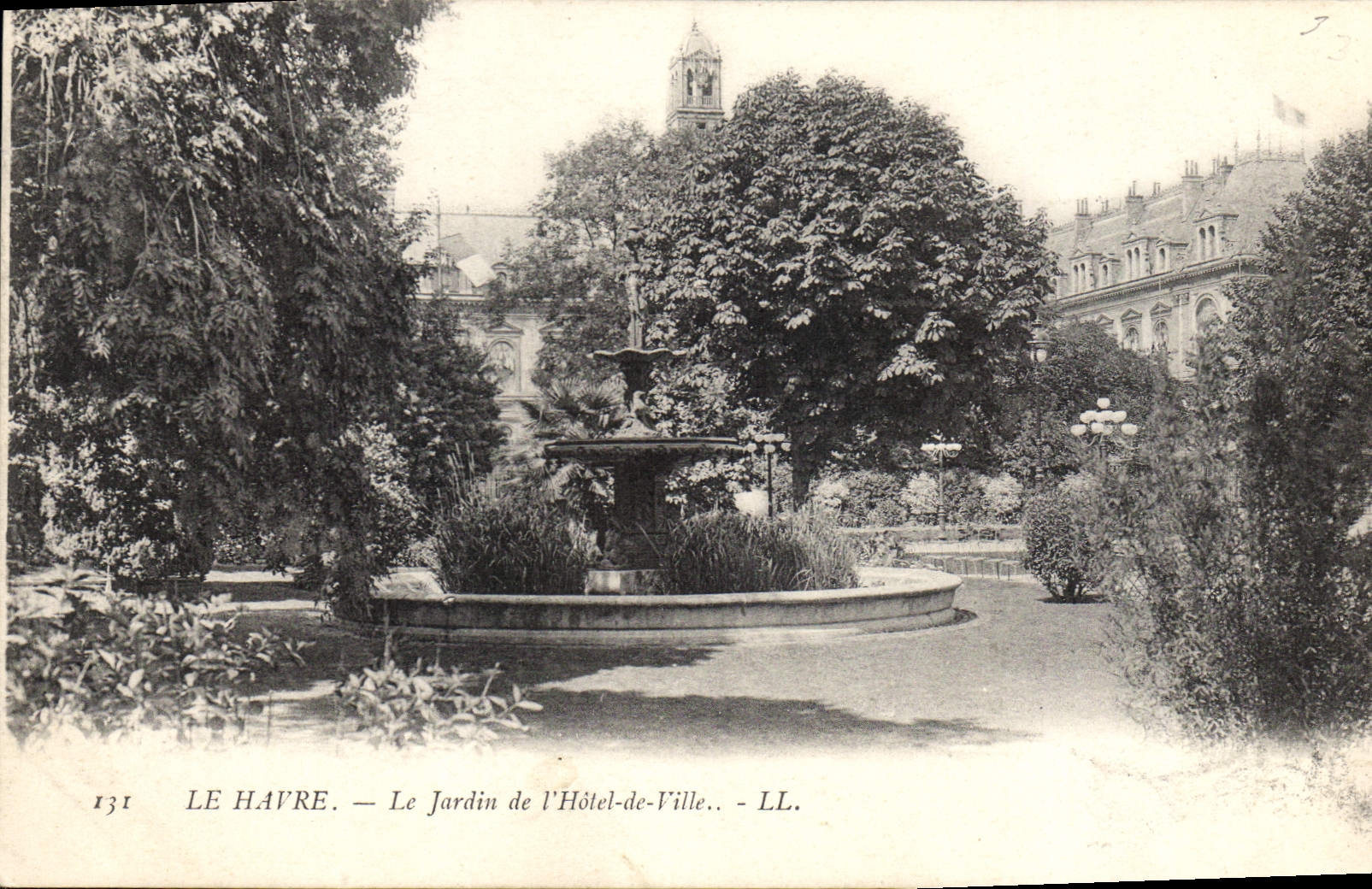 CPA Le Havre le jardin de l'hotel de Ville