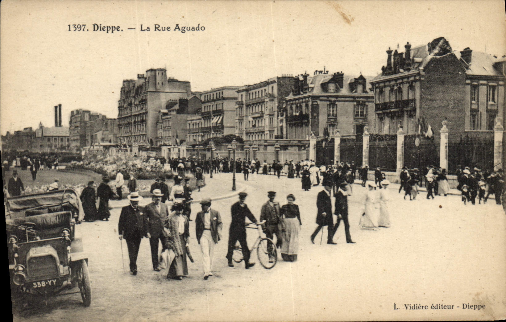 CPA Dieppe la rue Aguado 