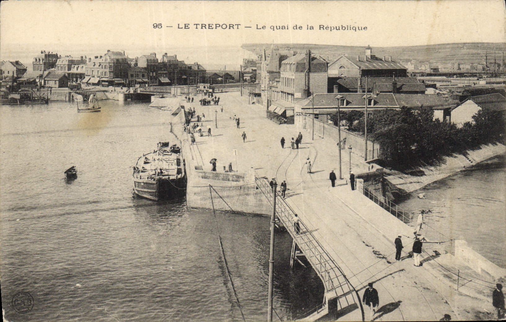 CPA Le Treport le quai de la republique
