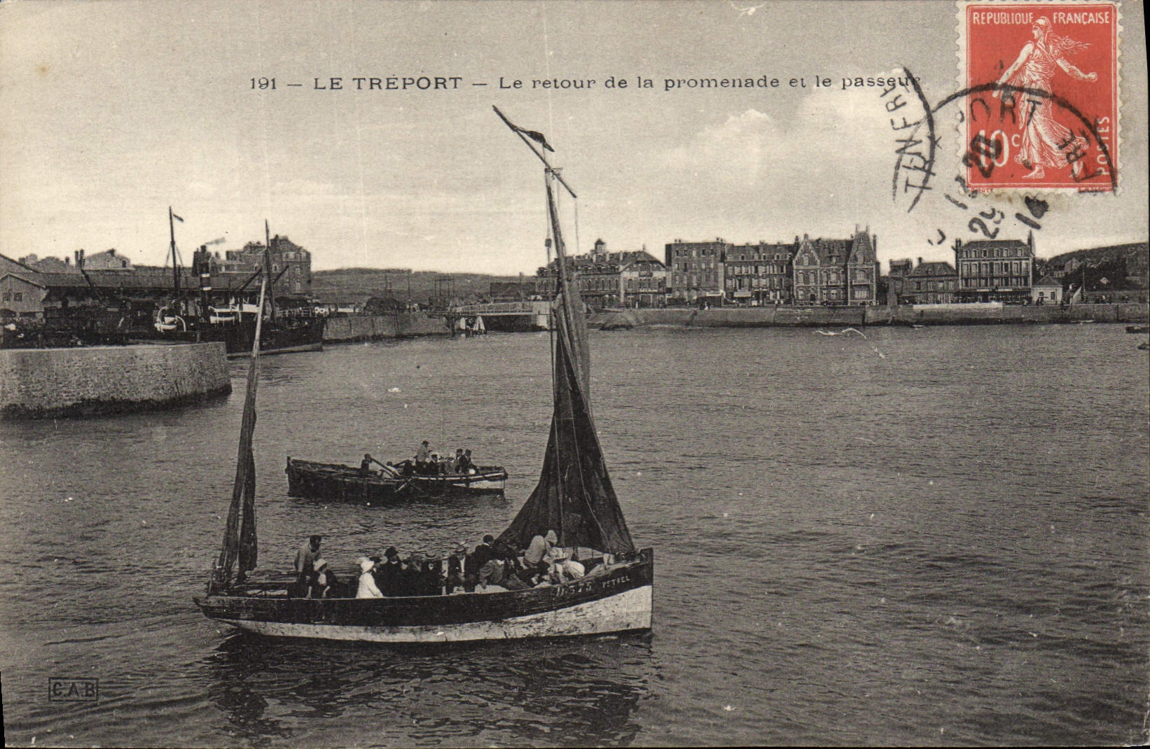 CPA Le Treport le retour de la Promenade et le passer