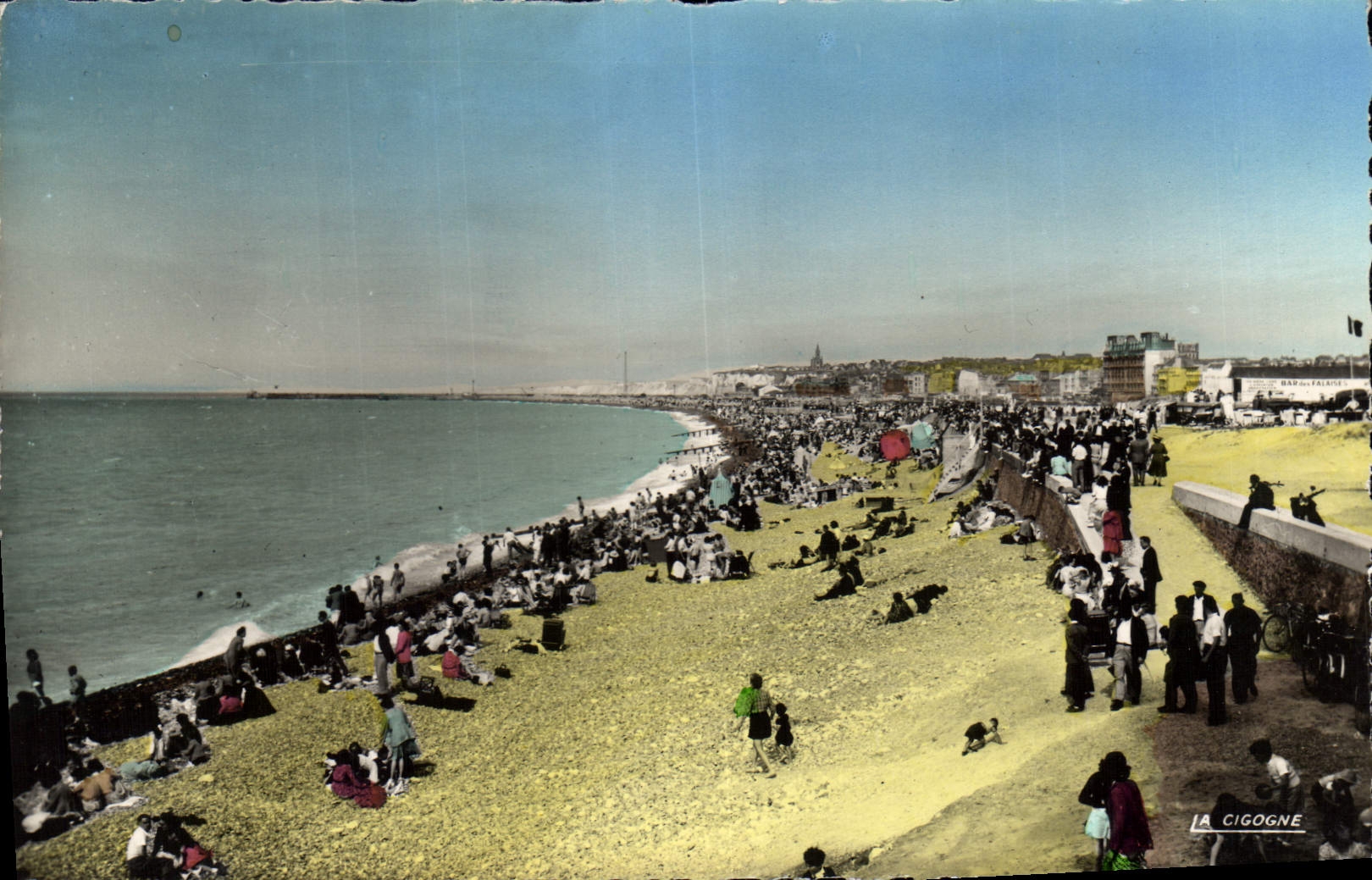 CPA Dieppe S I vue generale de la plage et de la Digue