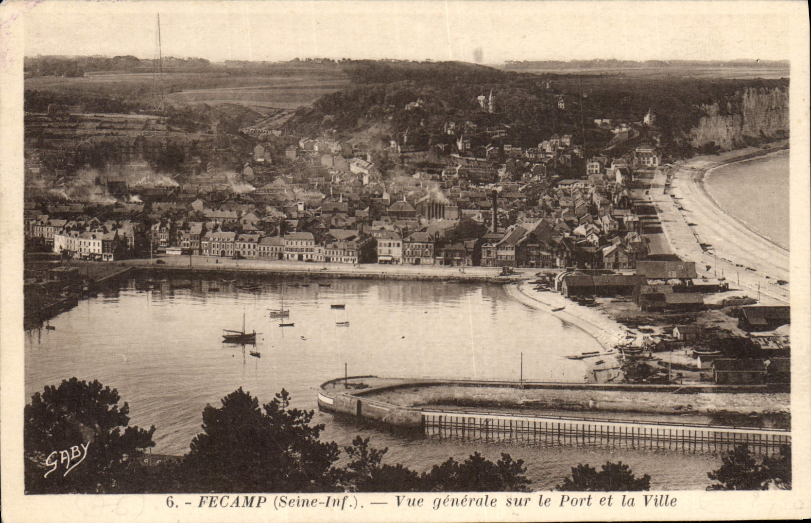 CPA Fecamp Seine Inf vue generale sur le port et la ville 