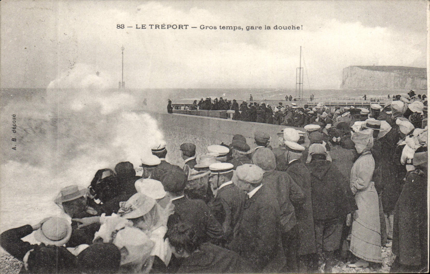 CPA Le Treport Gros temps gare la douche