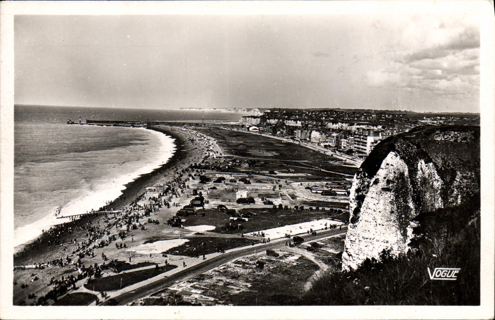 CPA Dieppe vue generale de la plage du haut des falaises