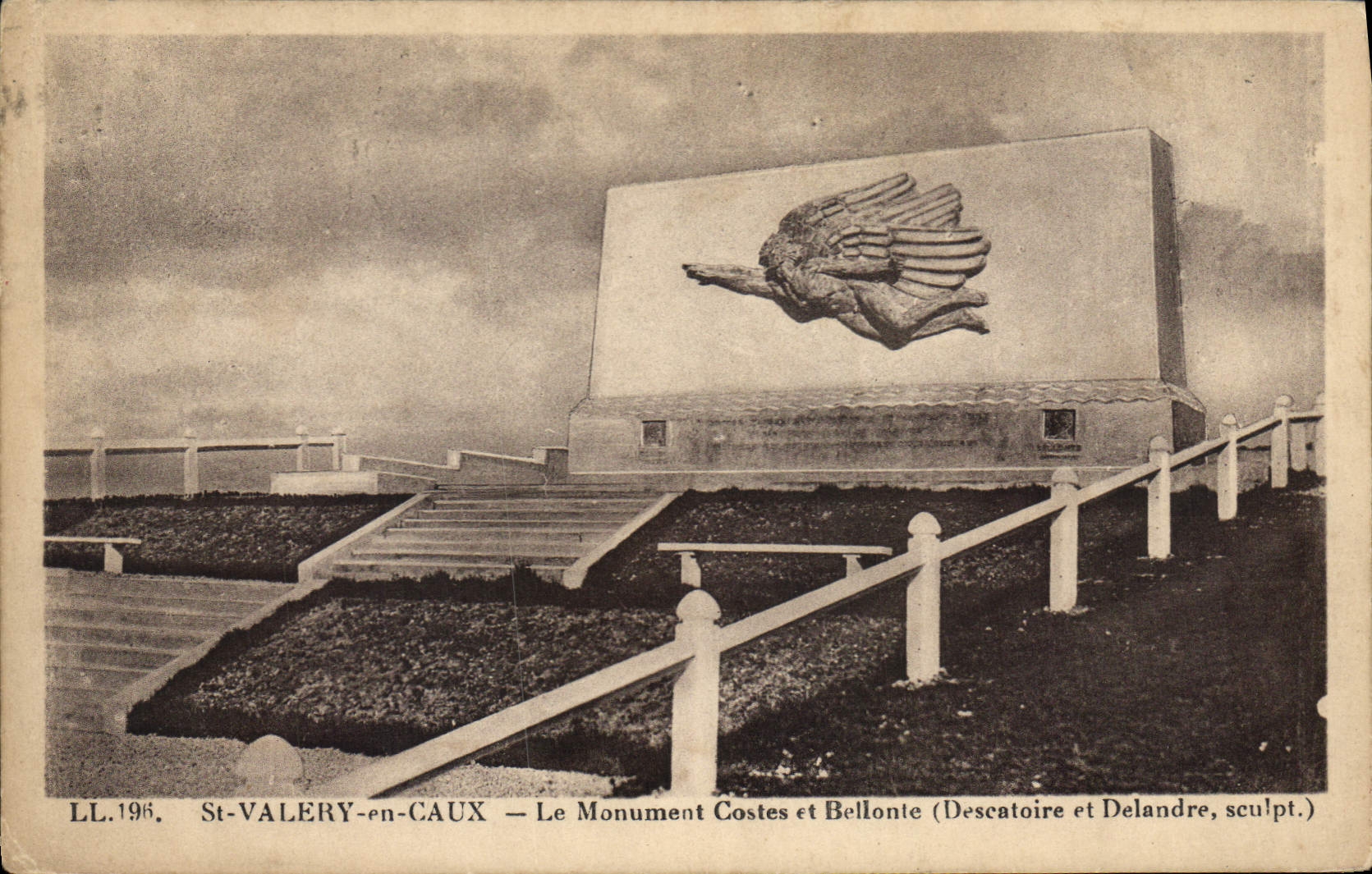 CPA St Valery en Caux le monument Costes et Bellonte Descatoire et Delandre sculpt 