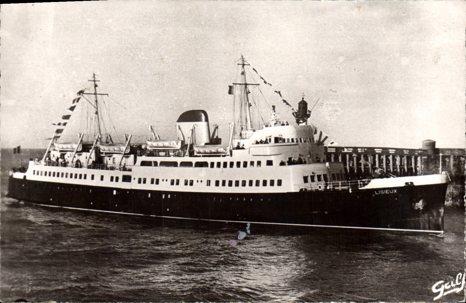 CPA Dieppe Seine Maritime le Paquebot Lisieux arrivant a Dieppe la plus moderne des Paquebots SNCF B