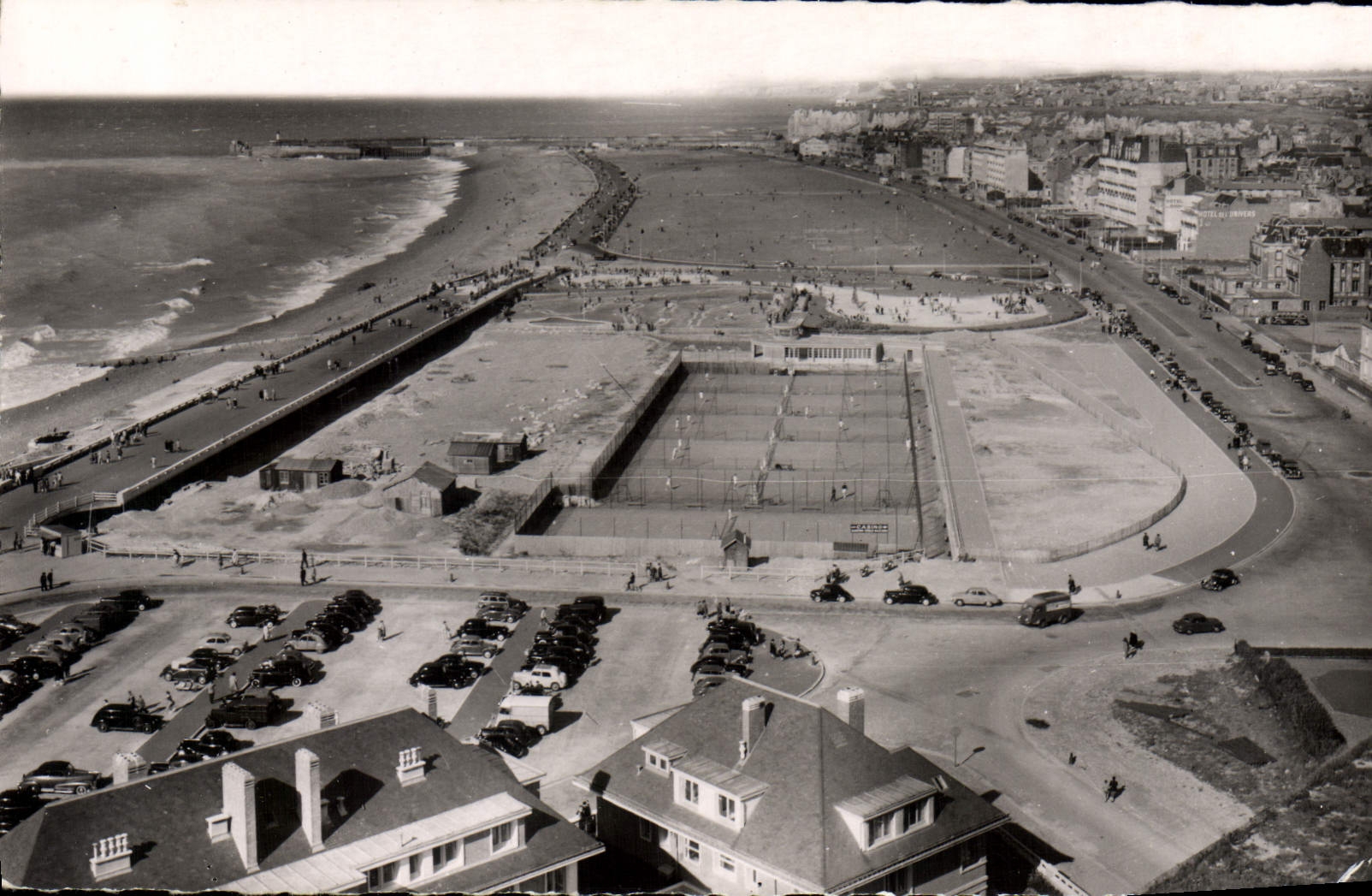 CPA Dieppe S Inf la plage vue ge la Falaise