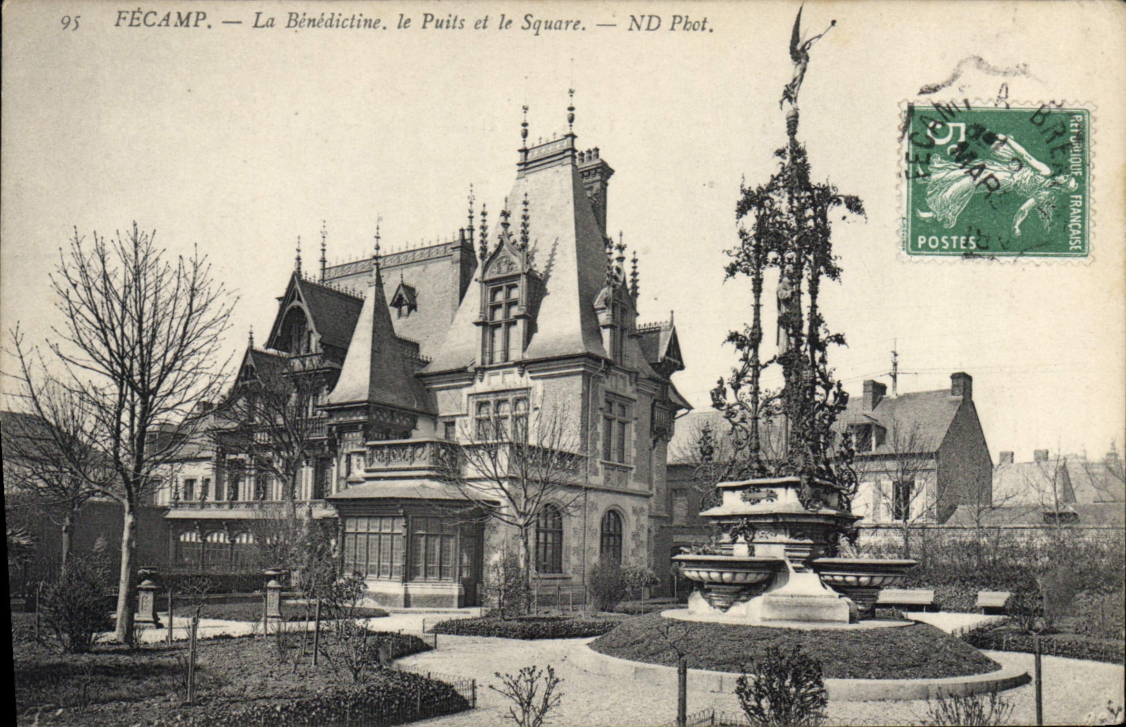 CPA Fecamp la Benedictine le Puits et le Square 