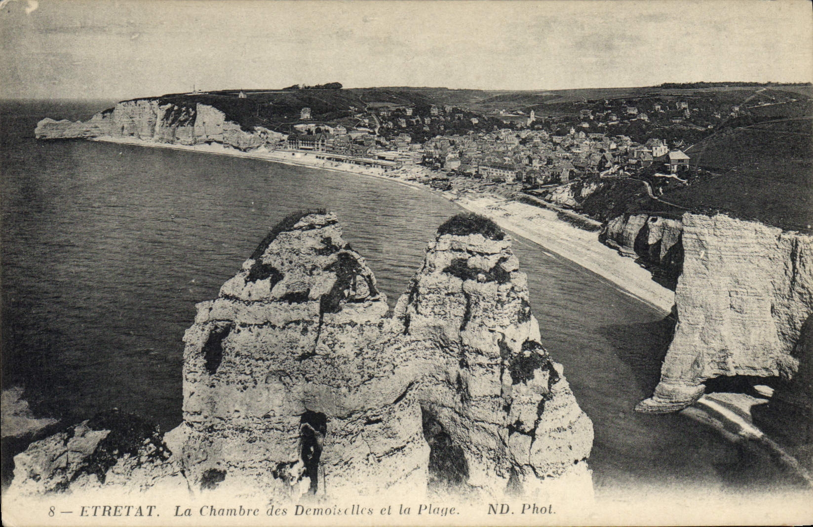 CPA Etretat la Chambre des Demoiselles et la plage