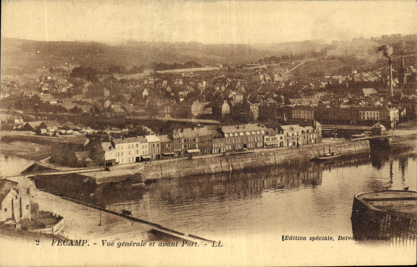 CPA Fecamp vue generale et avant port 