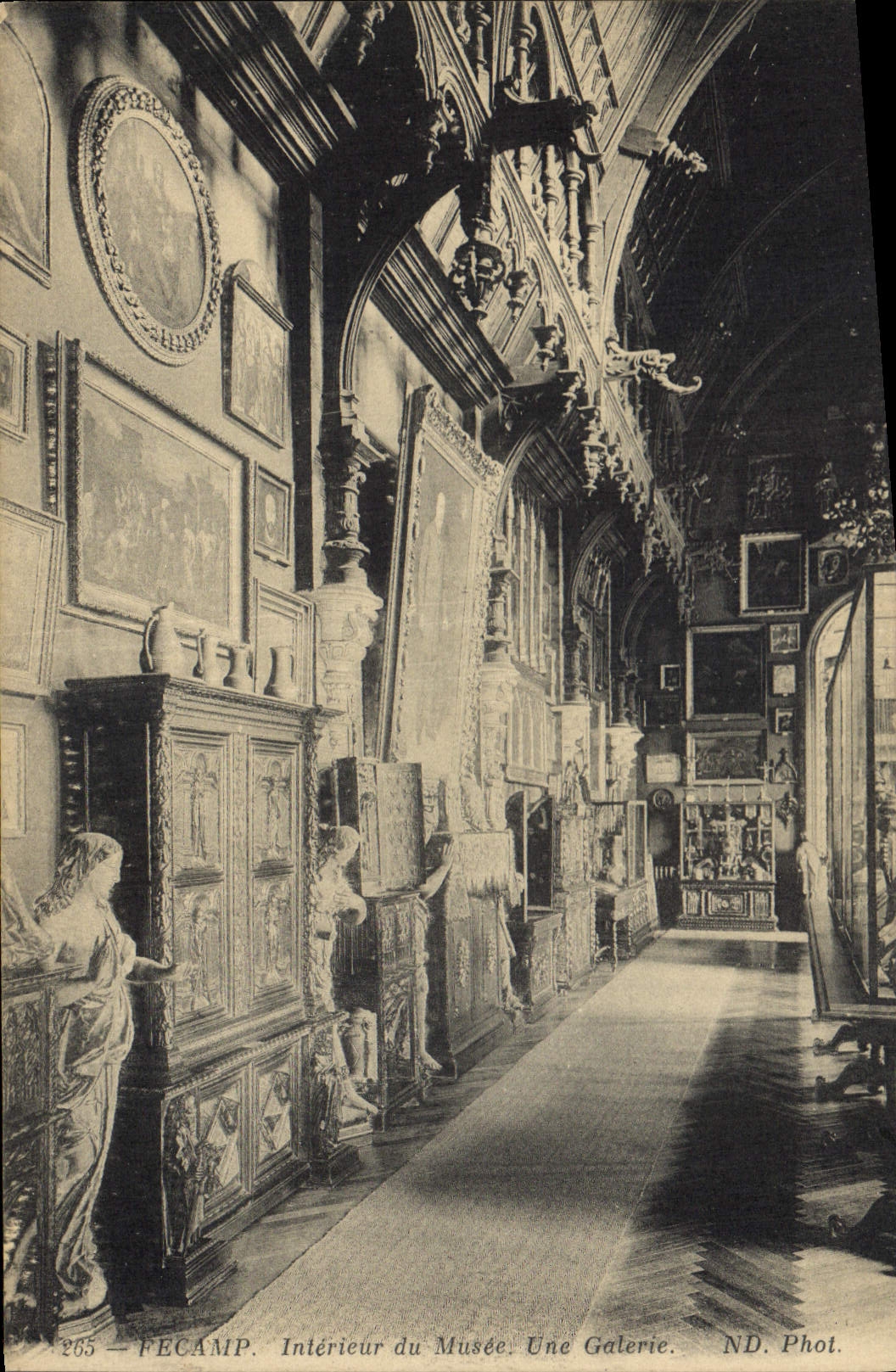 CPA Fecamp interieur du Musee une Galerie