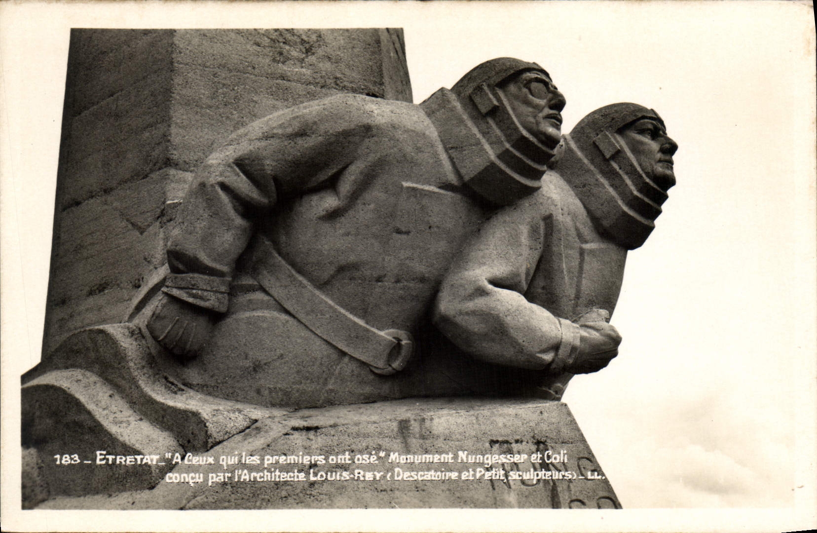 CPA Etretat A Ceux qui les premiers ont ase Monument Nungesser et Coli Coli Conqu par l'architecte L