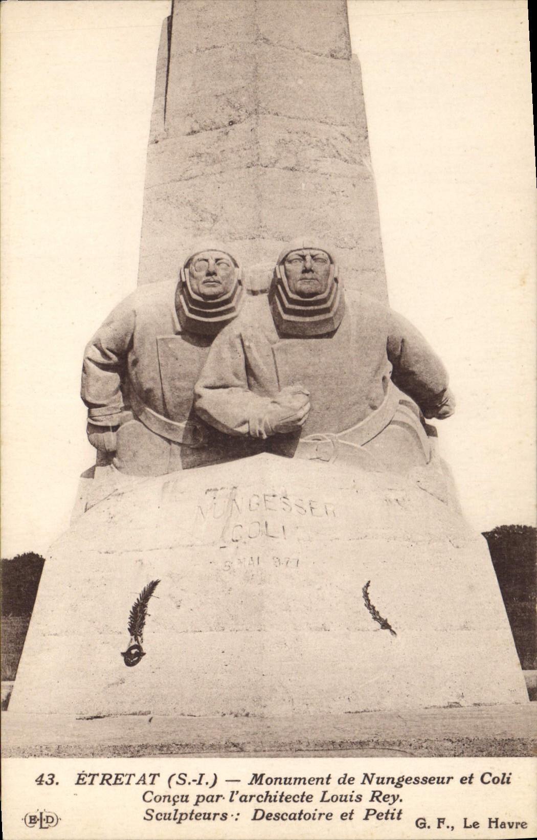 CPA Etretat S I Monument de Nungesseur et Coli Conqu par l'architecte Louis Rey