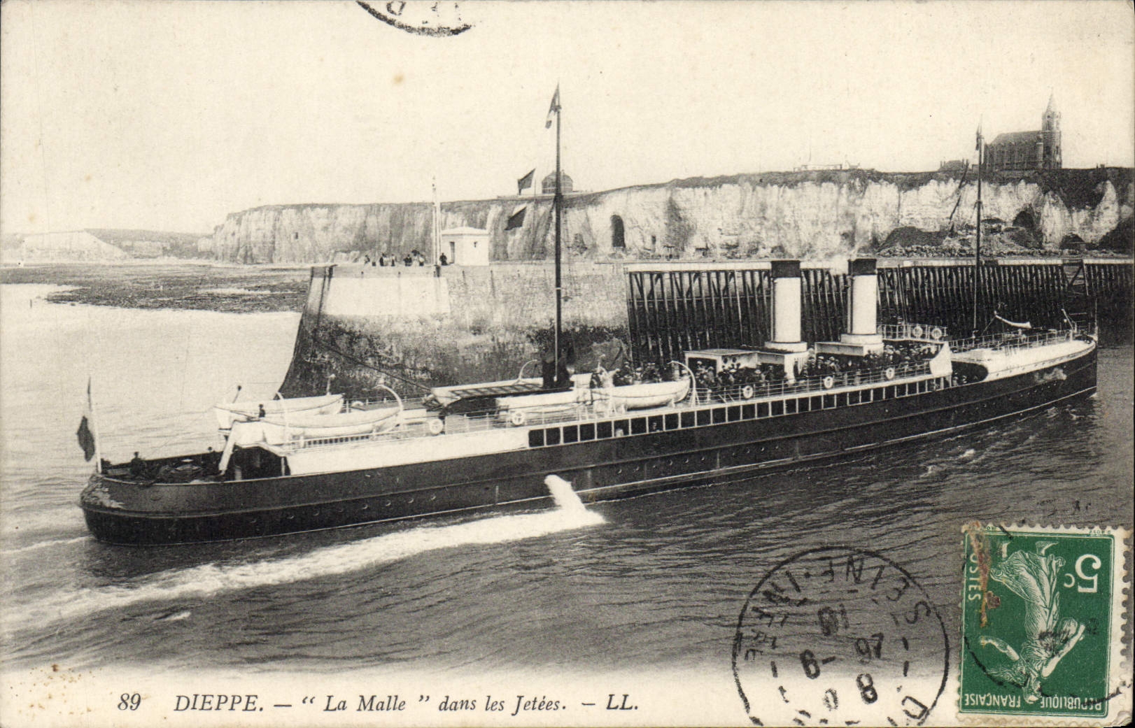 CPA Dieppe La Malle dans les Jetees 