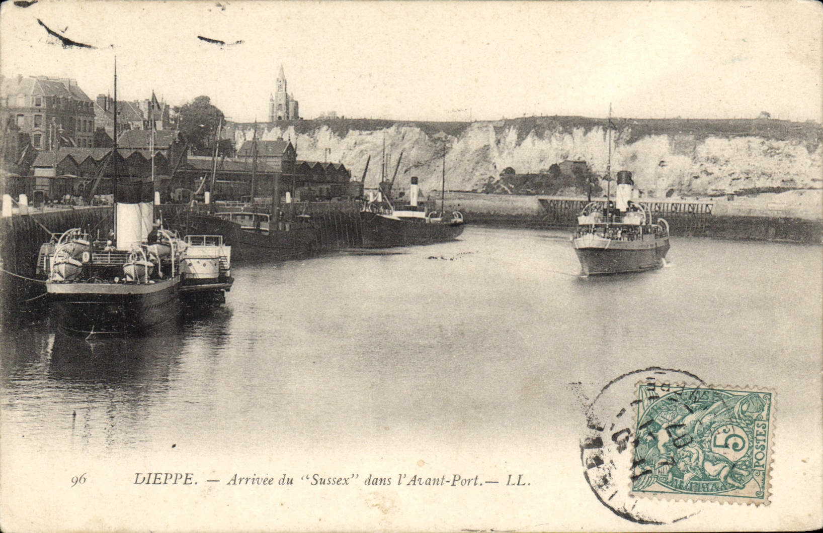 CPA Dieppe Arrivee du Sussex dans l'Avant Port 