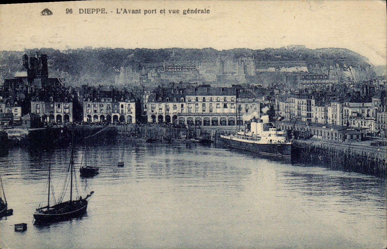 CPA Dieppe l'Avant port et vue generale 