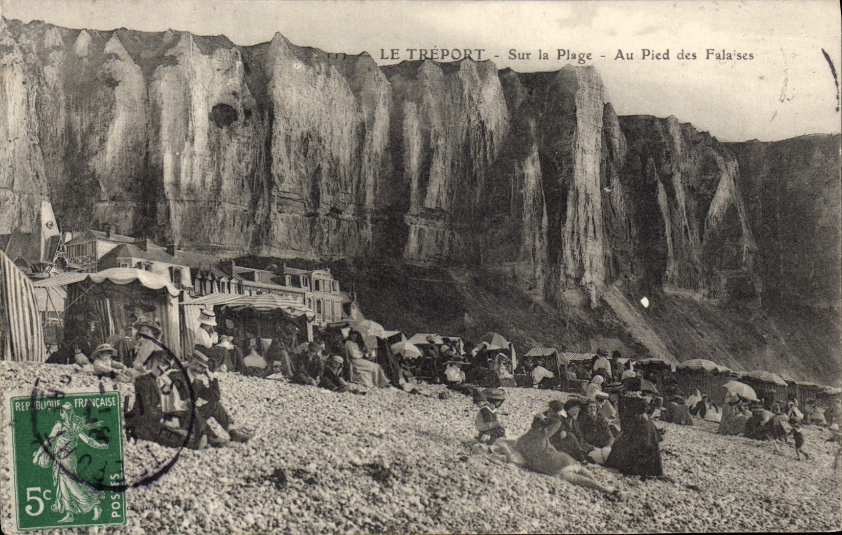 CPA Le Treport Sur la Plage Au Pied des Falaise 