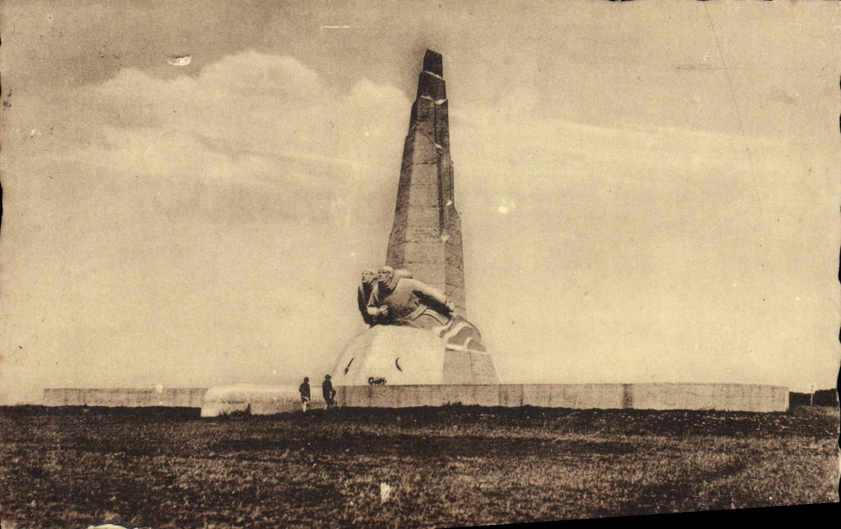 CPA Etretat Seine Inf Monument Nungesser et Coli 
