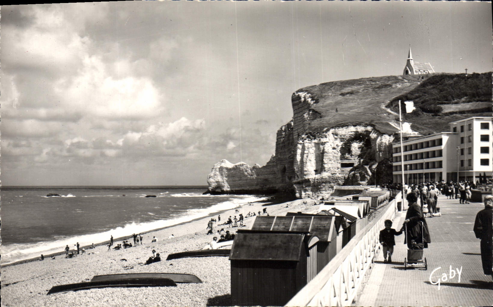 CPA Etretat Seine Mme La Plage 